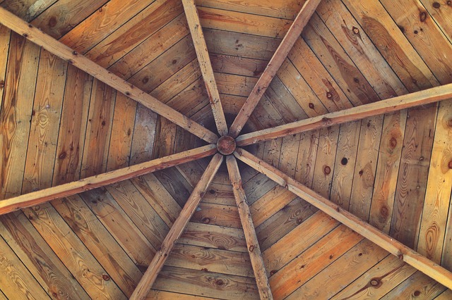 dřevěná střecha