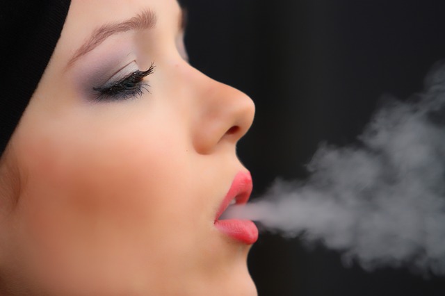 dívka kouří cigaretu