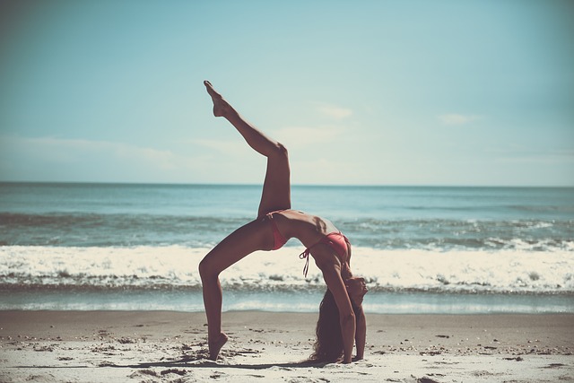 cvičení jógy na pláži