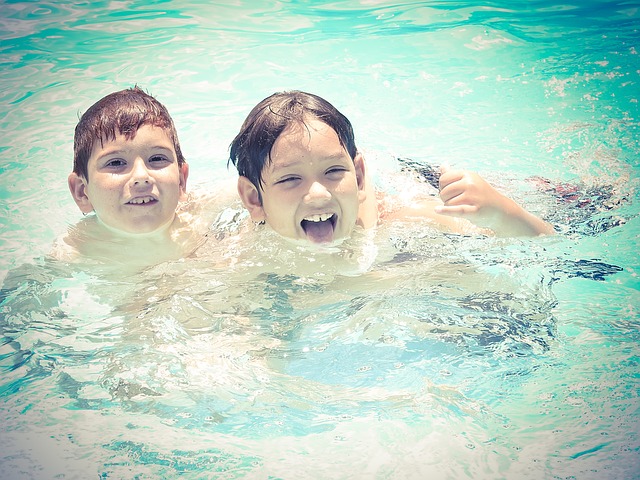 Děti v bazénu.jpg