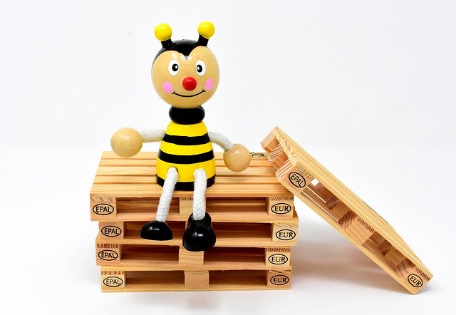 dřevěné palety s včelkou