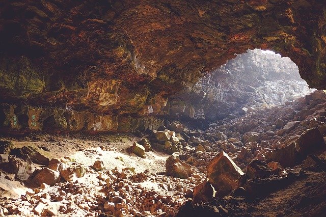 jeskyně, skály, podzemí